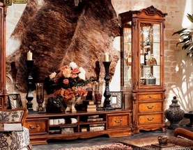 Витрина однодверная Феникс (Классика, массив дерева) для загородного дома